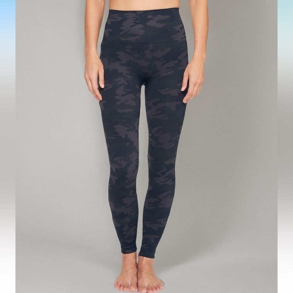 - SPANX Look at Me Now Seamless Leggings, Black Camo size M - Picture 4 of 10